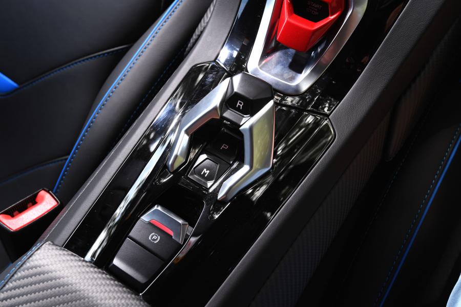 Детали интерьера Lamborghini Huracan EVO (LB724) 2019 года  (UK) (фото 3 из 19)